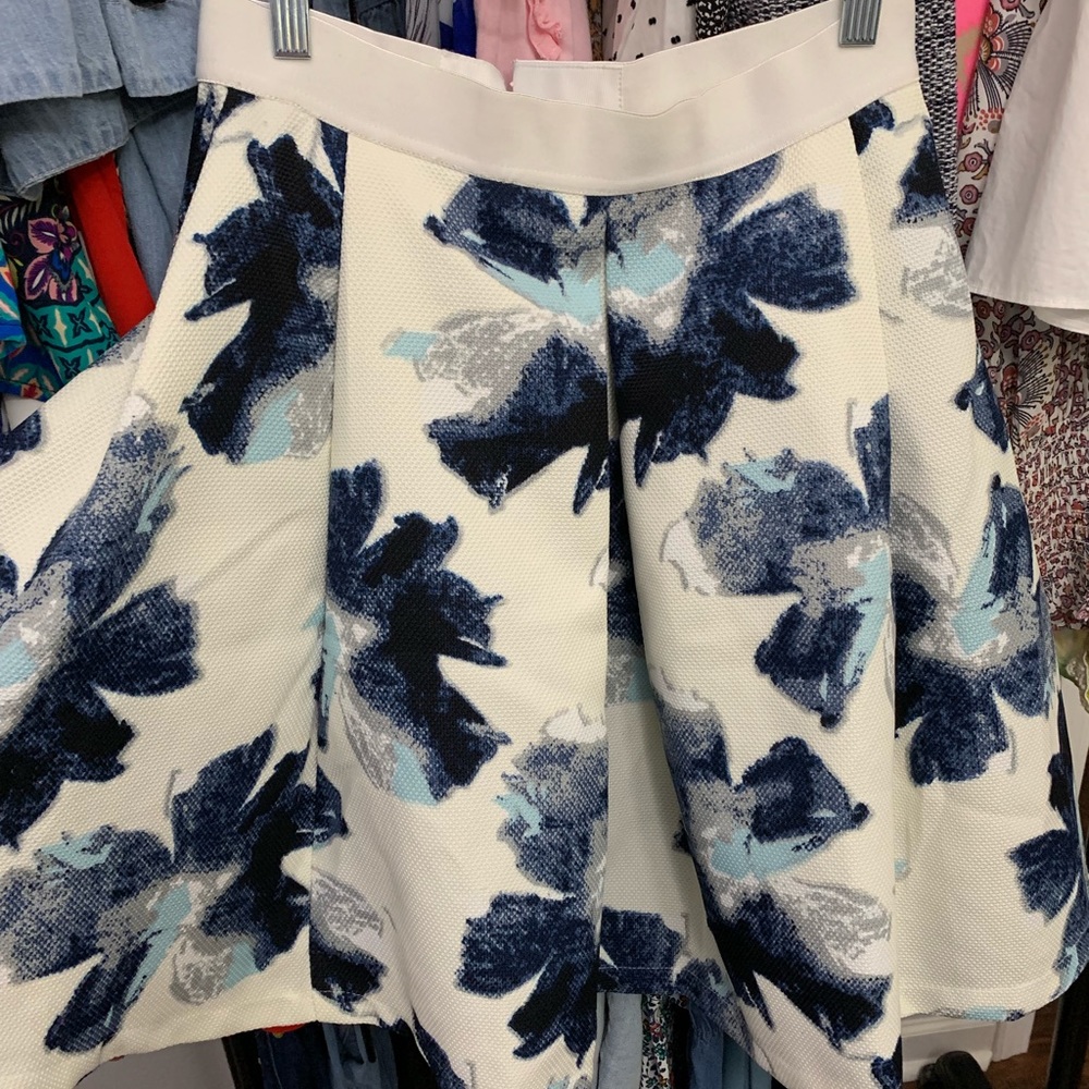 Floral midi length skirt •Medium•